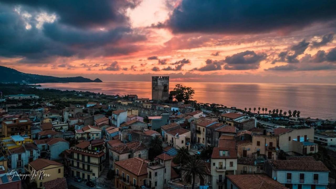 Apartamento Casa Tranquilla E Luminosa Con Terrazzo A Due Passi Dal Mare Brolo Exterior foto