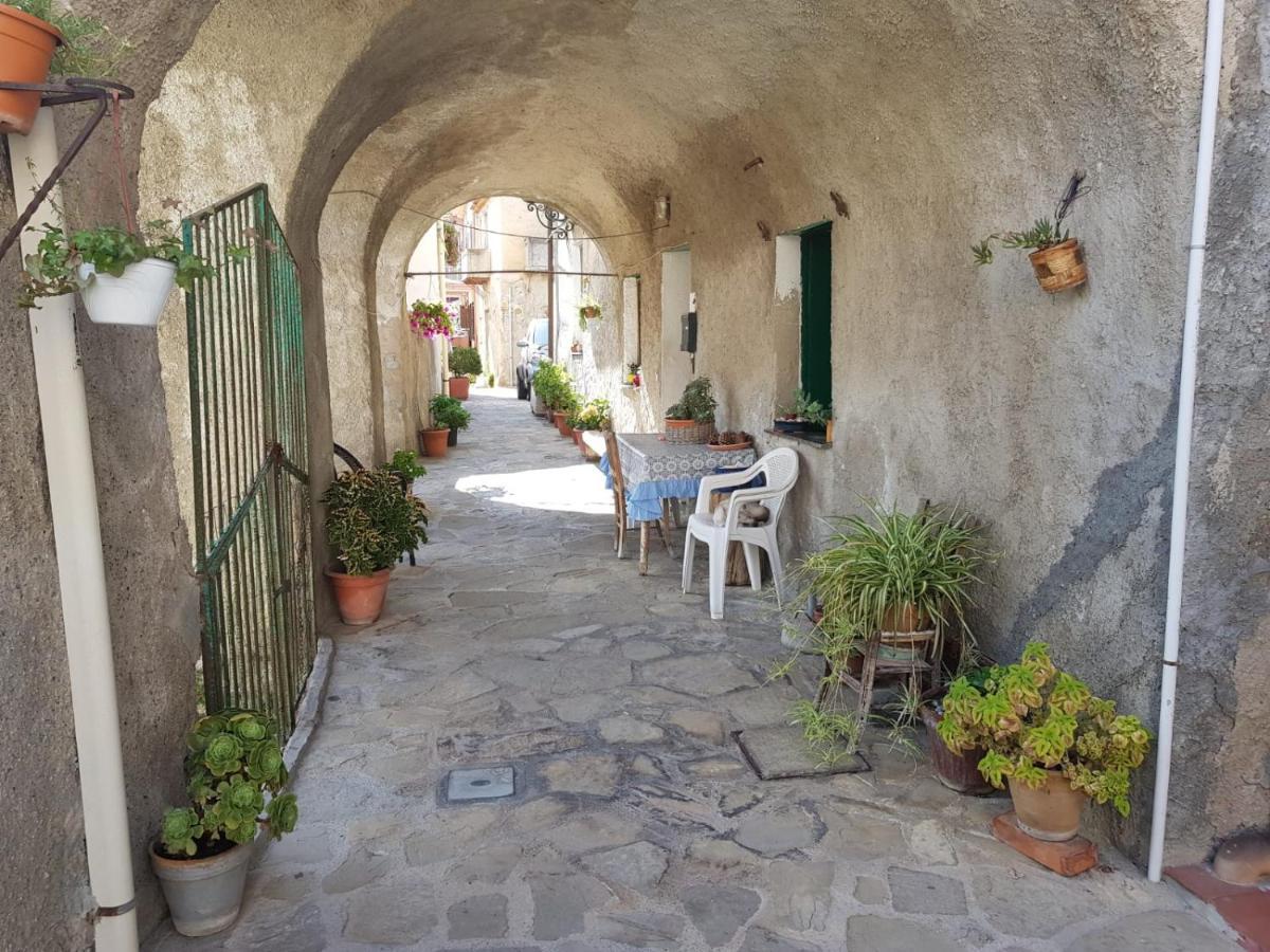 Apartamento Casa Tranquilla E Luminosa Con Terrazzo A Due Passi Dal Mare Brolo Exterior foto