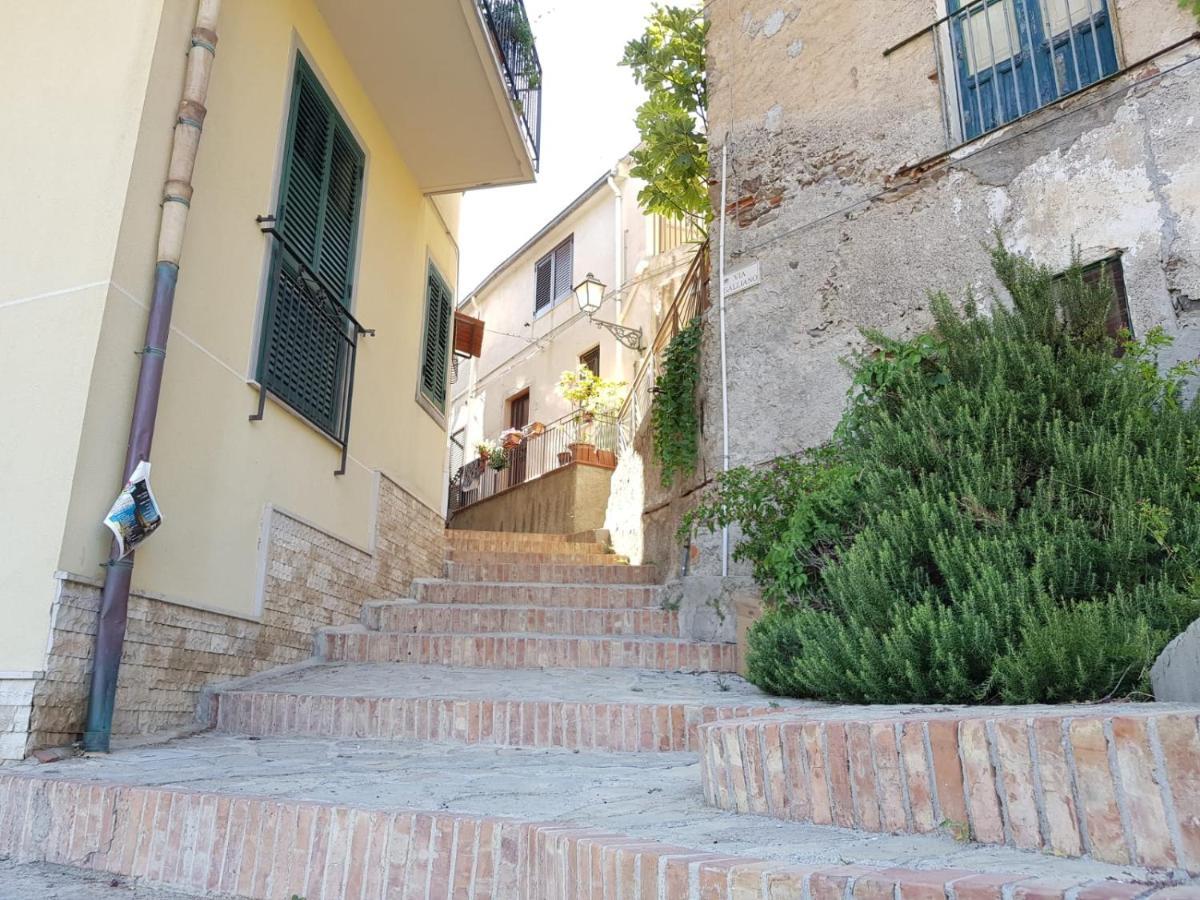 Apartamento Casa Tranquilla E Luminosa Con Terrazzo A Due Passi Dal Mare Brolo Exterior foto