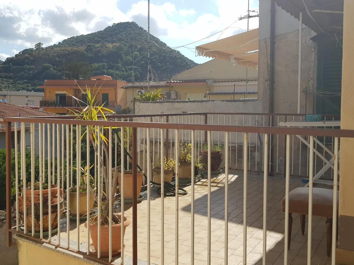 Apartamento Casa Tranquilla E Luminosa Con Terrazzo A Due Passi Dal Mare Brolo Exterior foto